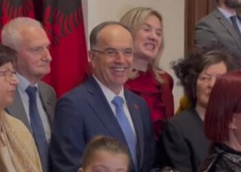 7 Marsi, Begaj pret në Presidencë mësues pensionist: Roli juaj… –