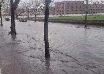 Përmbyten rrugët e Durrësit, uji bllokon lëvizjen e qyterarëve dhe… –