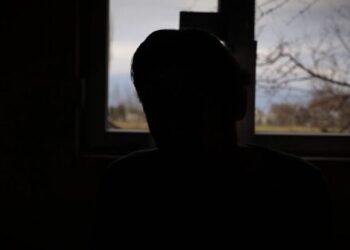 “Më gjetën duke u larë, më përdhunuan në grup …”, gruaja kosovare rrëfen tmerrin –