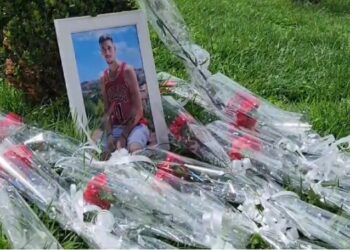 Lule dhe qirinj, kolegët dhe shokët bëjnë homazhe për Grei Bihucin –