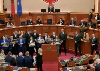 A do vendoset ‘paqja’ në Kuvend? Nikolla mbledh krerët e grupeve –