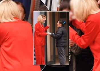 Gjest i bukur, Luana Vjollca befasoi disa gra në rrugë për 8 Mars –