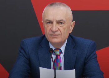 Në një linjë me opozitën –