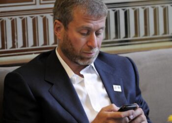 Roman Abramovich u takua me Putin për lirimin e Navalny, ditën që ai vdiq –