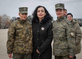 Vjosa Osmani uron 8 Marsin në mesin e ushtareve të FSK-së –