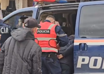 Emrat/ Qëlloi për vdekje me thikë 19 vjeçarin, arrestohet autori –