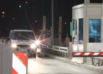 Shqiptari plagos rëndë me armë një grua, pastaj vret veten –