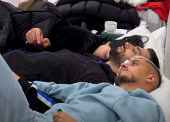 Pas përkëdheljeve, Sara në një shtrat me Meritonin dhe Bardhin. Ç’po ndodh… (VIDEO) –