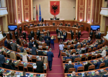Nis me tensione seanca ne Kuvend, opozita bllokon foltoren –