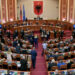 Nis me tensione seanca ne Kuvend, opozita bllokon foltoren –