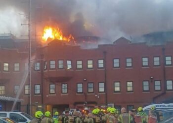 Flakët “pushtojnë” stacionin policor në Londër –