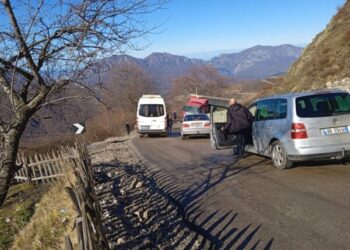 Trajleri ngec në bypass-in e Rrugës së Arbrit, bllokohet qarkullimi –