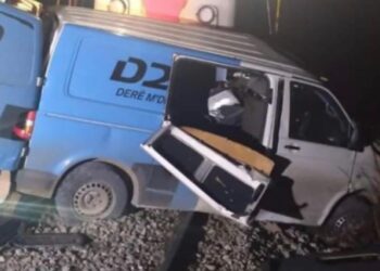 E rëndë/ Treni përplaset me furgonin, dy të vdekur