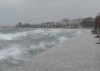 Erë e fortë dhe deti me dallgë, në Vlorë pezullohet lundrimi –