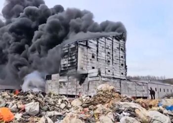 Merr flakë fabrika në Prishtinë, tymi “mbulon” qytetin –