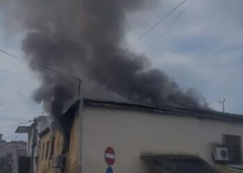 Përfshihet nga flakët banesa në Vlorë, dyshohet për një viktimë –