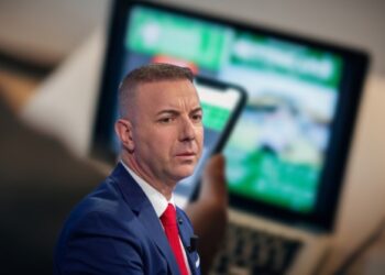 Denis Dyrnjaja, bastexhiu dhe borxhliu që do të ndajë licencat e basteve sportive