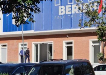 Salianji mbërrin në selinë e PD-së, zgjidhet me short prokurorja që do ekzekutojë vendimin (Emri)