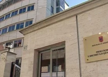 Prokuroria e Tiranës sekuestron 6 prona dhe 6 makina të punonjëses së administratës/ I vëllai i dënuar në Angli