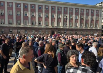 Pensionistët e etiketojnë qeverinë “kriminale”: Po na mbajnë fëmijët, rrisni pensionet