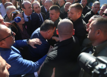 Kuvend/ Deputetët e opozitës përplasen me gardistët, tensione dhe brenda parlamentit