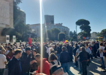 Pensionistët protestojnë para kryeministrisë: Nuk i besojmë kryemashtruesit Rama