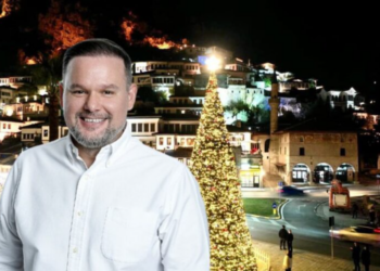 Ervin Demo i jep 144 milionë lekë pronarit të gurores që të zbukurojë pemën e Krishtlindjeve