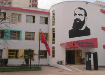 Vrasje me thikë pranë shkollës në Tiranë/ Humb jetën 14-vjeçari, plagoset një tjetër – Saga e krimeve në shkolla