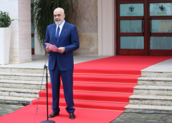 Vrasja e 14-vjeçarit pranë shkollës në Tiranë/ Rama ja vë fajin opozitës, Tik-Tokut dhe Snapchatit: Mund ti mbyllim