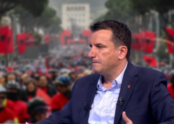 Veliaj bën pis “Paradën e Shqiptarëve”, nxjerr me zor punonjësit për të mbushur sheshin