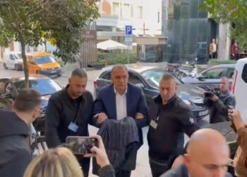 ‘Sterilizimi’ – Beqaj shkon nga burgu në Kuvend, mbulon prangat në duar me xhaketë – Video