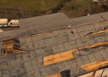 Moti i keq – Reshjet dëmtojnë çatinë e spitalit në Pukë, jashtë funksionit Pediatria dhe Patologjia/ Shkodra pa drita