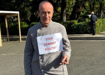 Me pranga në duar dhe veshje burgu, deputeti i PD-së paraqitet në Kuvend: I shkatërruat jetën Salianjit duke e dënuar pa ligj