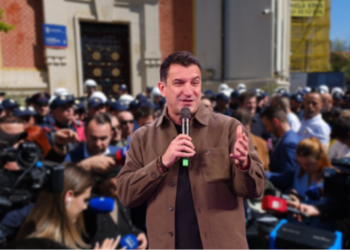“Tirana vjen erë korrupsion”/ Vijon protesta për arrestimin dhe dorëheqjen e Veliajt