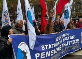 “Pensione dinjitoze dhe jo lëmoshë elektorale”, minatorët protestojnë para Kuvendit