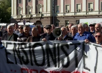 Pensionistët protestojnë para Kryeministrisë: Bonusi është mashtrim dhe djallëzi