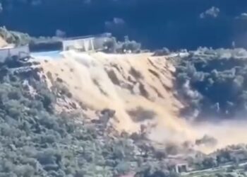 VIDEO/ Uji merr para gjithçka, momenti kur çahet diga e HEC-it në Lukovë