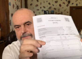 Audituesit e pavarur: Mali i borxheve të OSHEE kërcënon vijimësinë e kompanisë