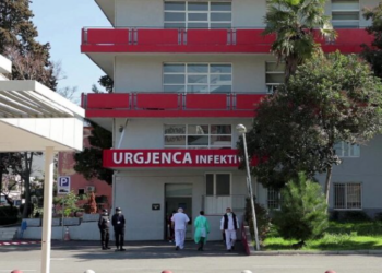 Tiranë/ Fëmija 12 vjeç ndërron jetë në QSUT, familjarët akuza bluzave të bardha për neglizhencë