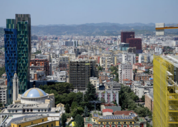 Paradoksi/ Stoku i pronave të papërdorura rritet, ndërtuesit paralajmërojnë shtrenjtim çmimesh