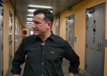 Telefoni në paraburgim/ Veliaj fut në telashe gardianët e burgut, SPAK nis hetimet