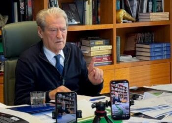 Pranoj kritikat, por jo largimin –