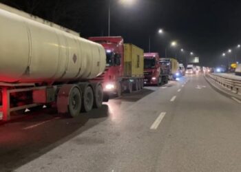 Trafik kilometrik kamionësh në aksin Morinë –Vërmicë, shkak puna e ngadaltë në doganë –