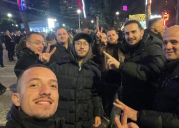 Ervin Salianji me aktivistë demokratë të lëvizjes së tij i bashkohet protestës së Berishës –