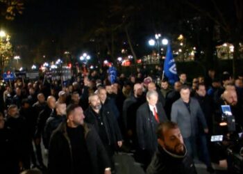 Pjesëmarrje e ulët para Kryeministrisë/ U thirr protesta ‘kombëtare’, vijnë vetëm tifozët e Foltores –