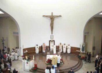 Mbahet mesha e Krishtlindjes në katedralen ‘Shën Pali’ në Tiranë –