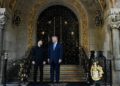 A do të ketë paqe? Zelensky mbërrin në Mar-a-Lago, shtrëngon duart me Trump –