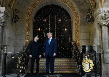 A do të ketë paqe? Zelensky mbërrin në Mar-a-Lago, shtrëngon duart me Trump –
