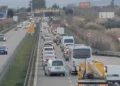 Përplasje makinash zinxhir në aksin Lushnjë-Fier, radhë e gjatë trafiku –
