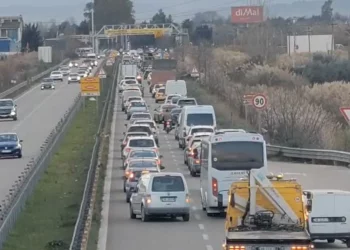 Përplasje makinash zinxhir në aksin Lushnjë-Fier, radhë e gjatë trafiku –